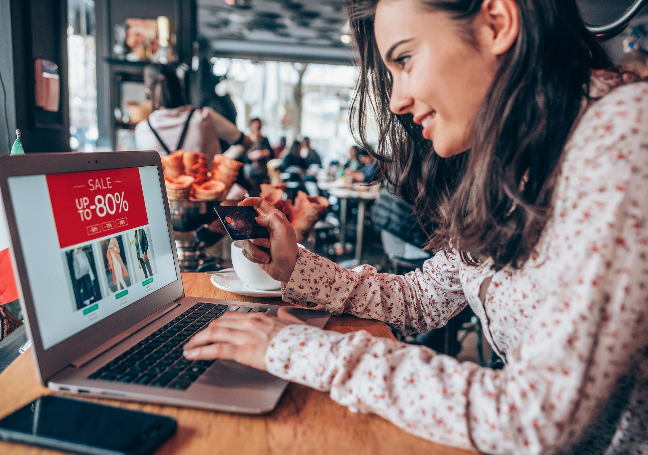 Merchant-Ecommerce-woman-at-Screen-upper-photo-iStock-1142277035-(1)